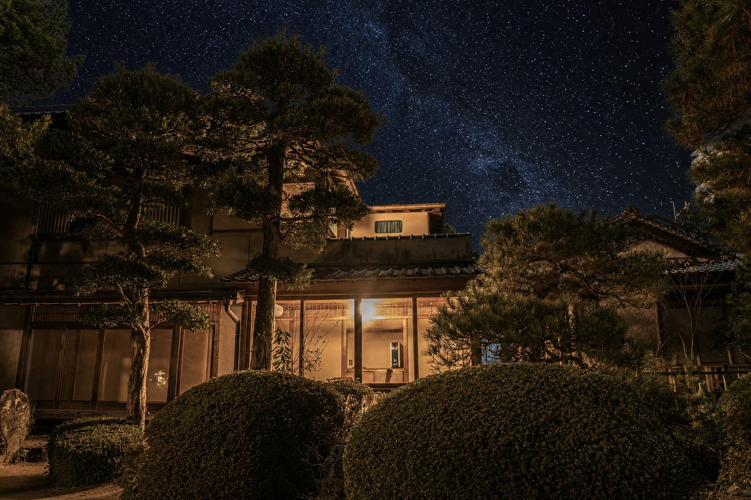 満天の星空の下、松の木立に囲まれて灯りをともす山あいの木造の宿